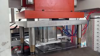 Fabrikbetrieb einer 80-Tonnen-Maschine zur Herstellung von Aluminiumfolienschalen mit zwei Fächern