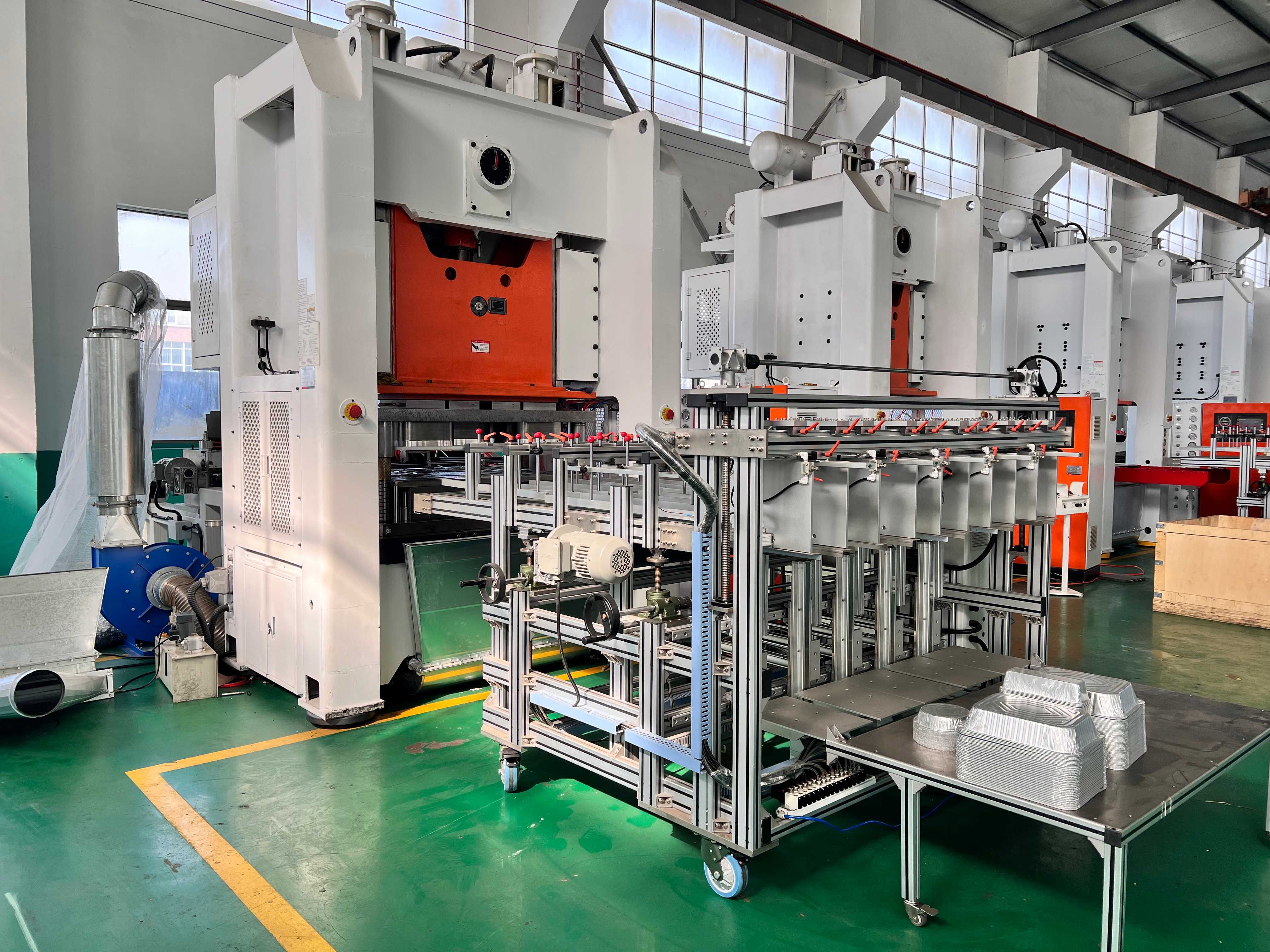 Jüngste Firmenblogs über What equipment does a fully automatic aluminum foil container production line include?