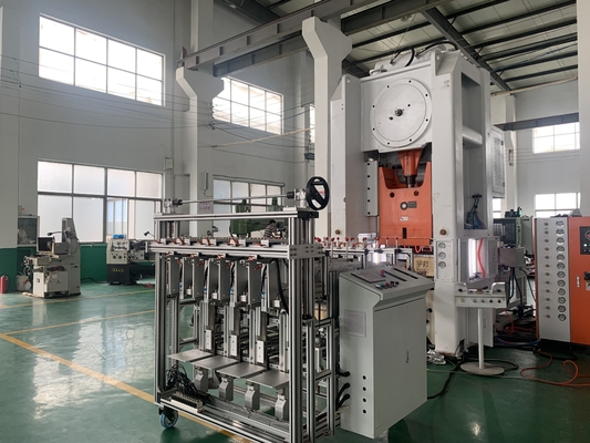 kaufen Anpassungsfähige halbautomatische Aluminiumfolie-Containermacherei mit 26 kW online manufacture