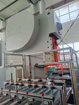 kaufen LK-T63 Aluminiumfolien-Behälter-Stanzmaschine 9.000–12.000 Einheiten/Stunde Leistung online manufacture