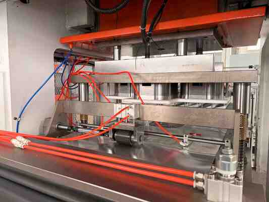 kaufen LK-T80 Rechteckiger Aluminiumfolienbehälter mit Faltenwand, Einweg-Lebensmittelbehälter-Maschine online manufacture