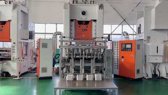 Maschine zur Herstellung von Behältern aus Aluminiumfolie