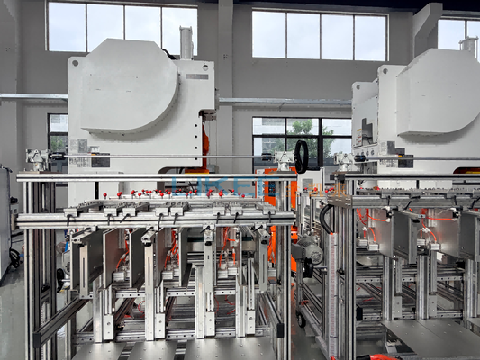 Aluminiumfolienbehältermaschine 63 Tonnen Druckmaschine Ein Arbeiter Eine Maschine Betrieb